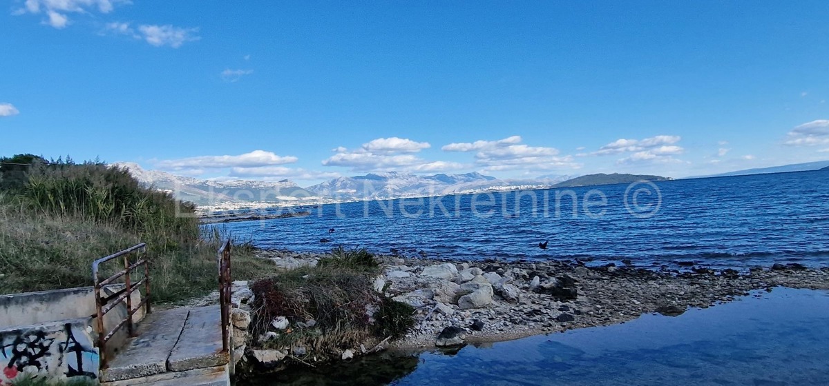 Kaštel Štafilić, building land 3606 m2, right next to the road, 100 m from the sea