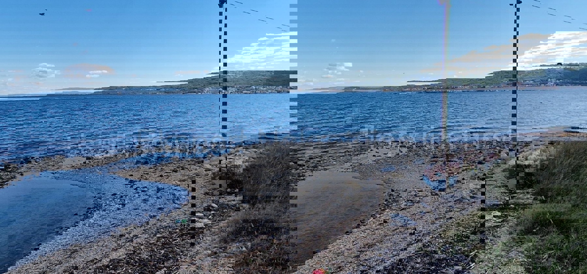 Kaštel Štafilić, building land 3606 m2, right next to the road, 100 m from the sea