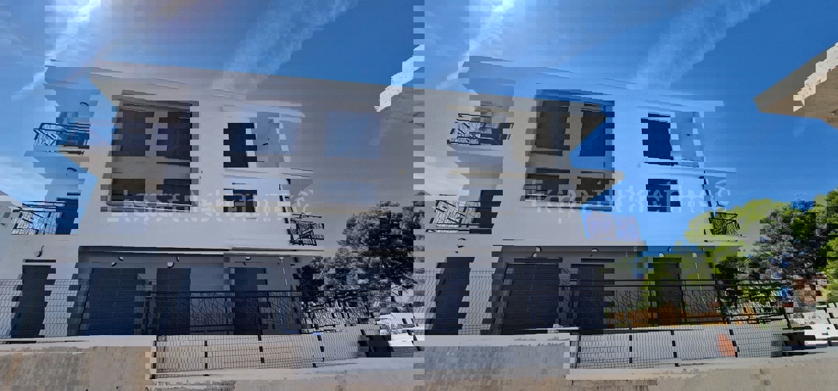 Čiovo, Okrug G, 2-bedroom apartment 75 m2, newly built, large terrace, 250 m from the sea