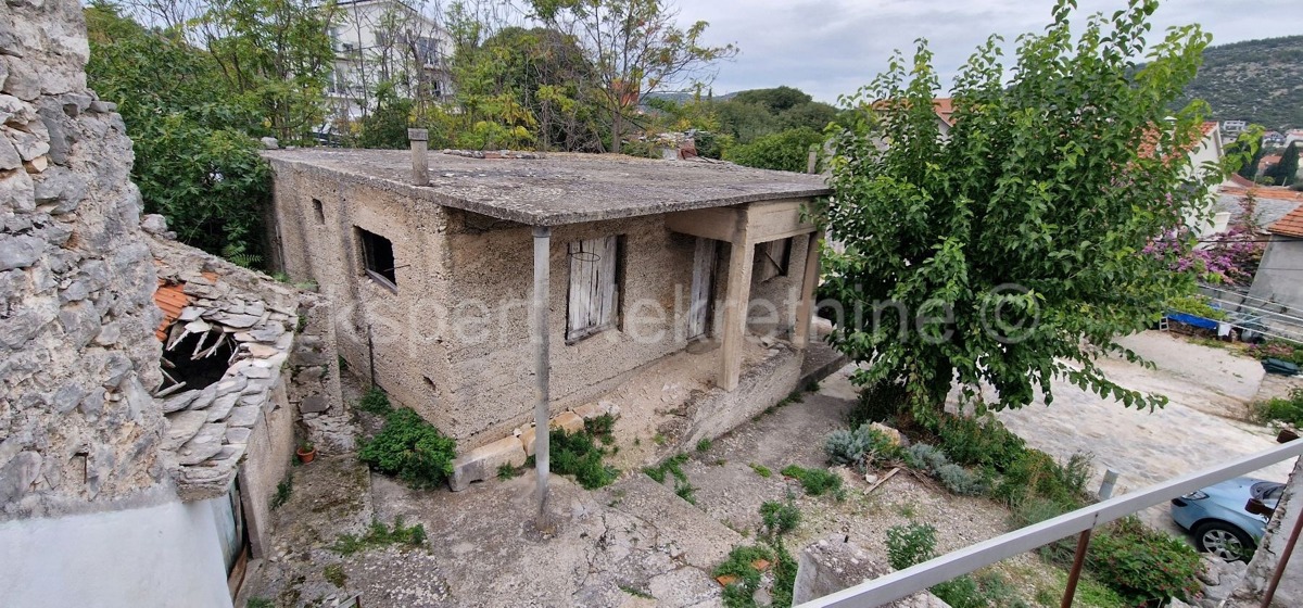 Marina, Center, old stone house 70 m2 + 80m2 unfinished, needs renovation