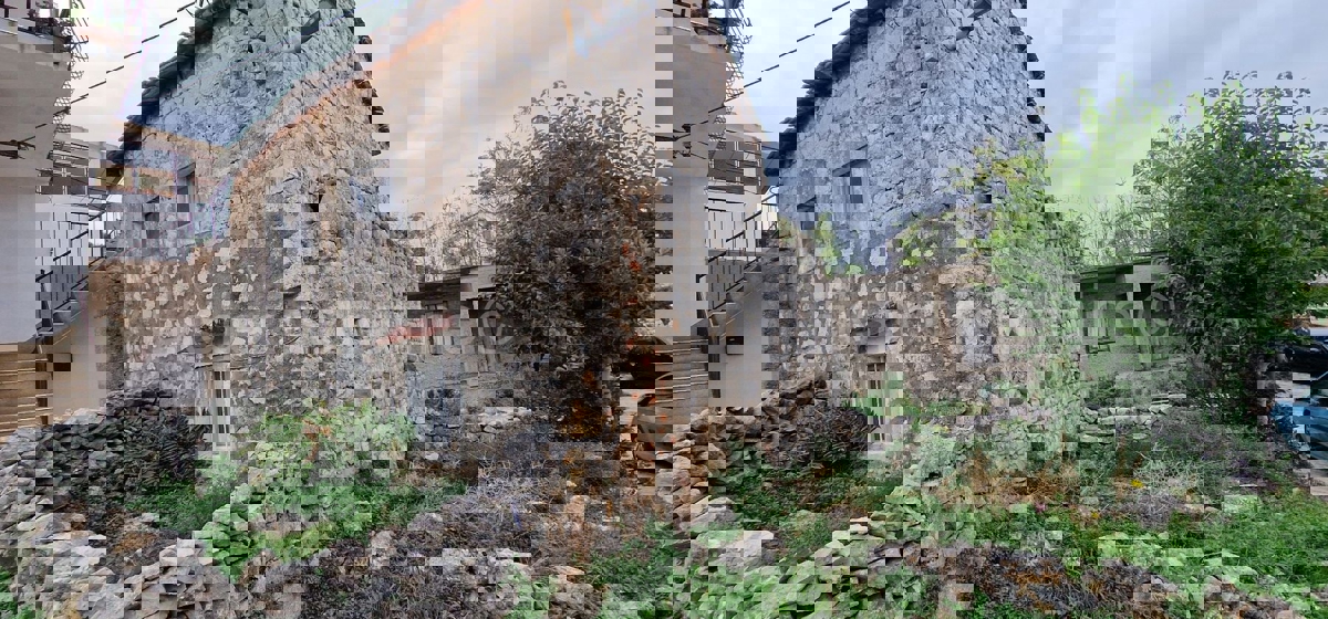 Marina, Center, old stone house 70 m2 + 80m2 unfinished, needs renovation