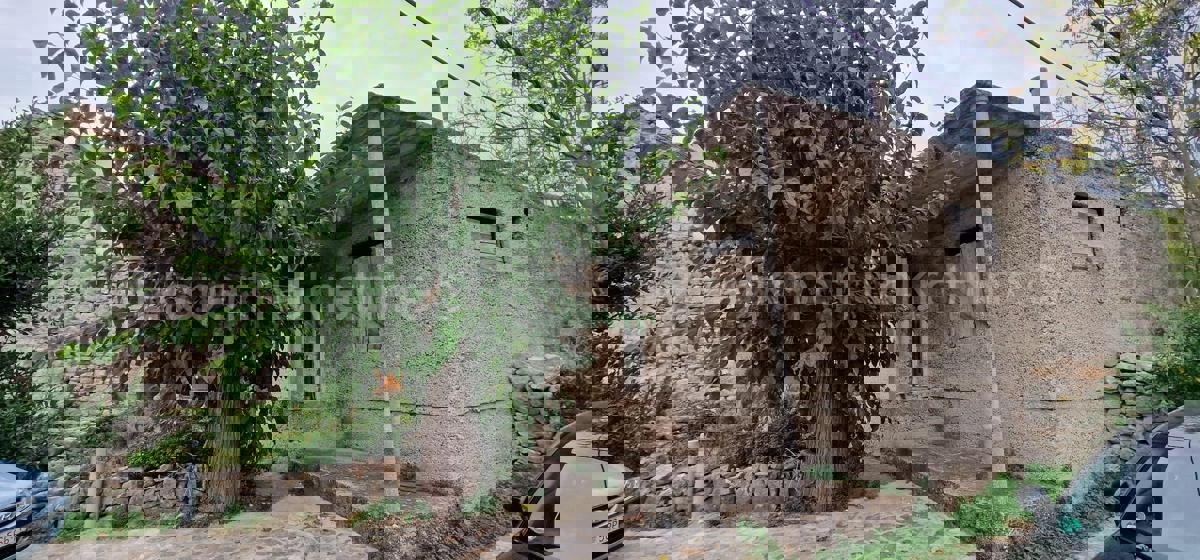 Marina, Center, old stone house 70 m2 + 80m2 unfinished, needs renovation