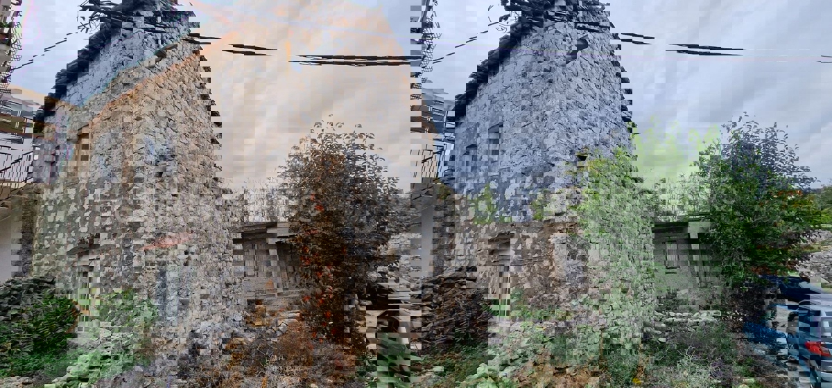 Marina, Center, old stone house 70 m2 + 80m2 unfinished, needs renovation