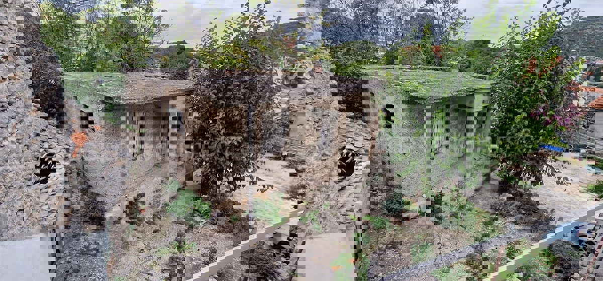 Marina, Center, old stone house 70 m2 + 80m2 unfinished, needs renovation