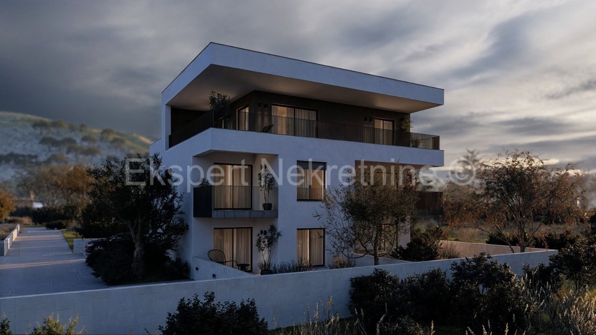 Trogir, 2-bedroom apartment 73 m2 + garden 105 m2, new building, 2 parking spaces