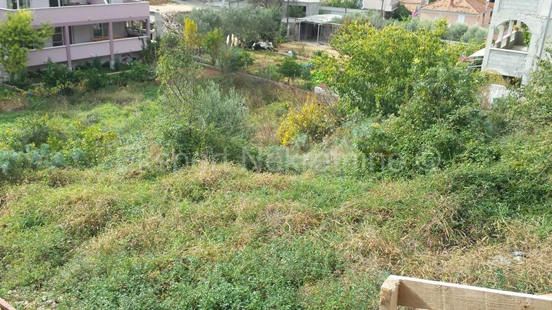 Trogir, terreno edificabile 973 m2, 900 m dal centro