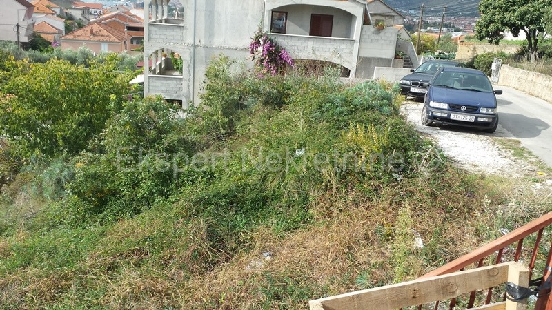 Trogir, terreno edificabile 973 m2, 900 m dal centro