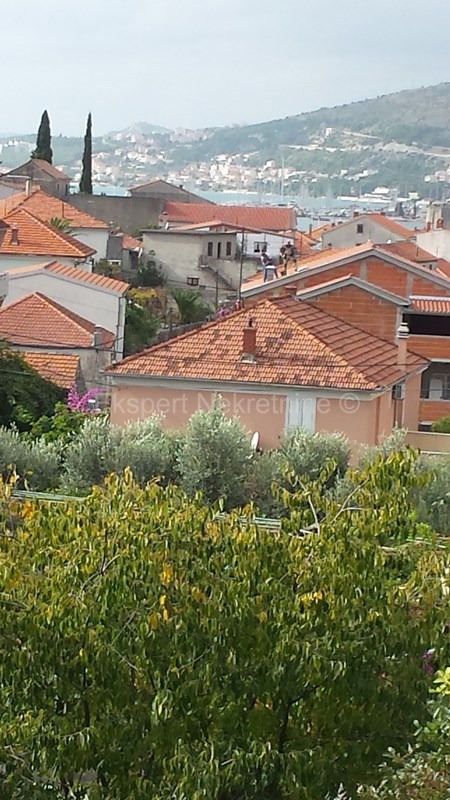 Trogir, terreno edificabile 973 m2, 900 m dal centro