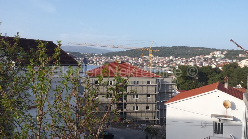 Čiovo, Okrug G., casa bifamiliare su 3 piani, a 120 m dal mare