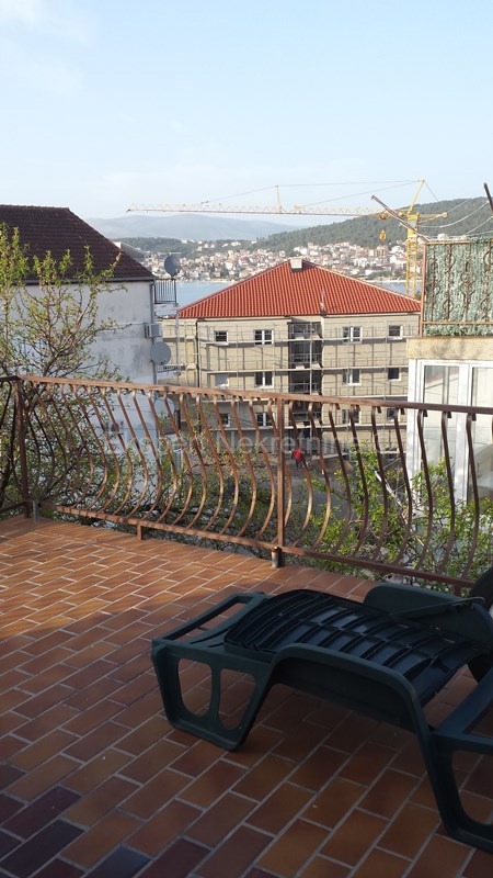 Čiovo, Okrug G., casa bifamiliare su 3 piani, a 120 m dal mare