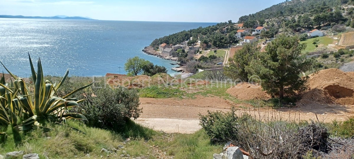 Brač, Nerežišća, grad. terreno 2065 m2, a soli 130 m dal mare