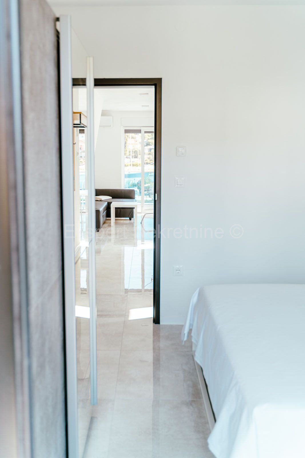 Marina, centro, casa indipendente di 381 mq in nuova costruzione, con 6 appartamenti