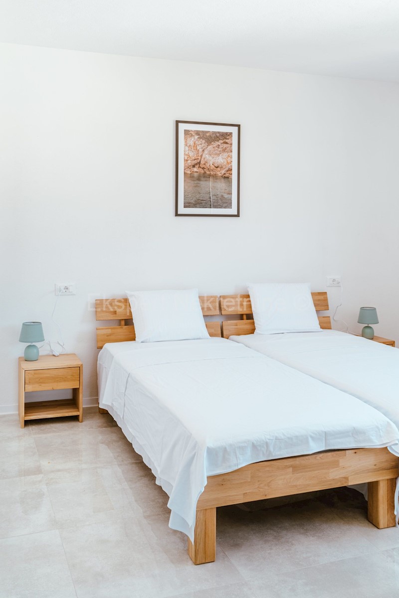 Marina, centro, casa indipendente di 381 mq in nuova costruzione, con 6 appartamenti