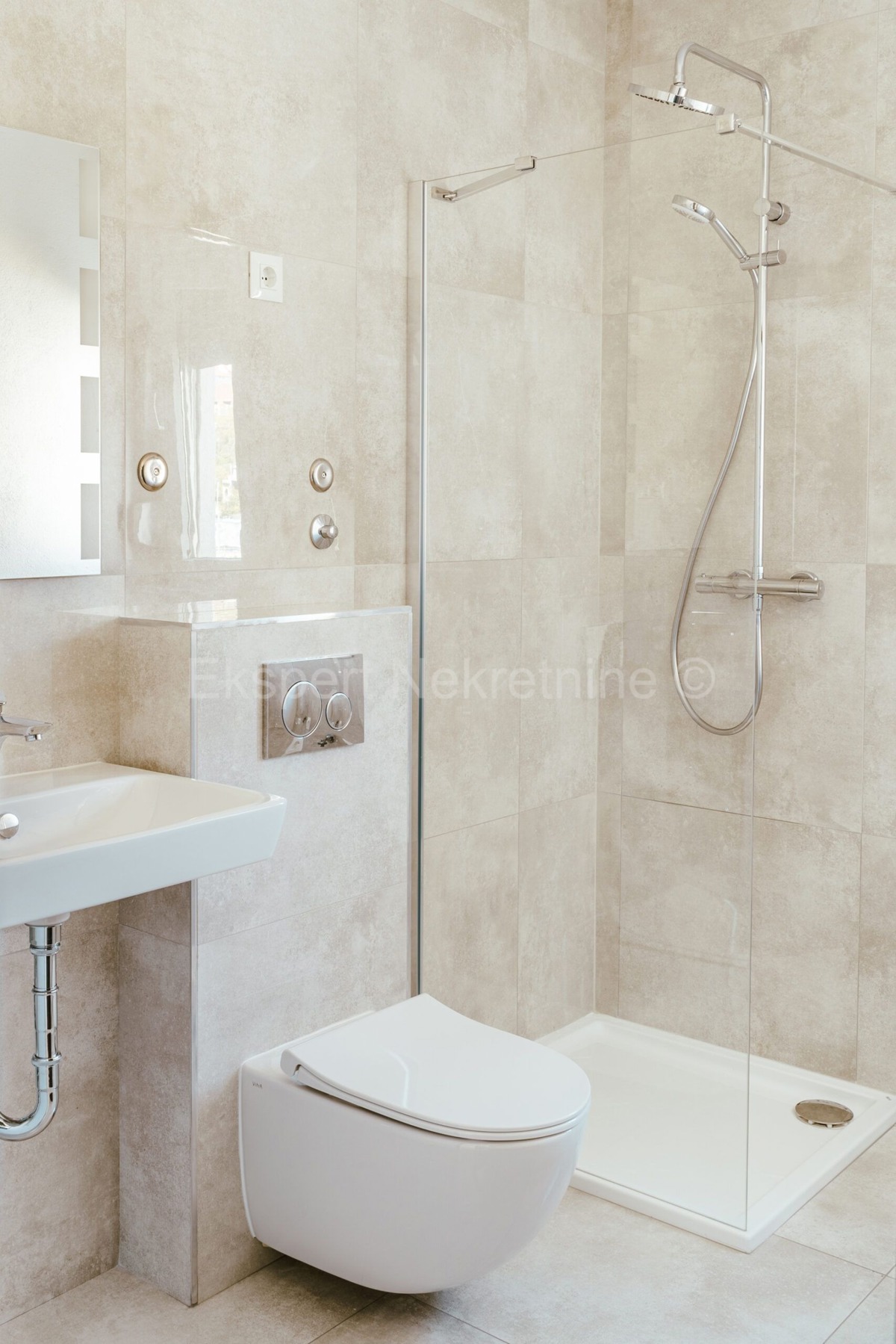 Marina, centro, casa indipendente di 381 mq in nuova costruzione, con 6 appartamenti