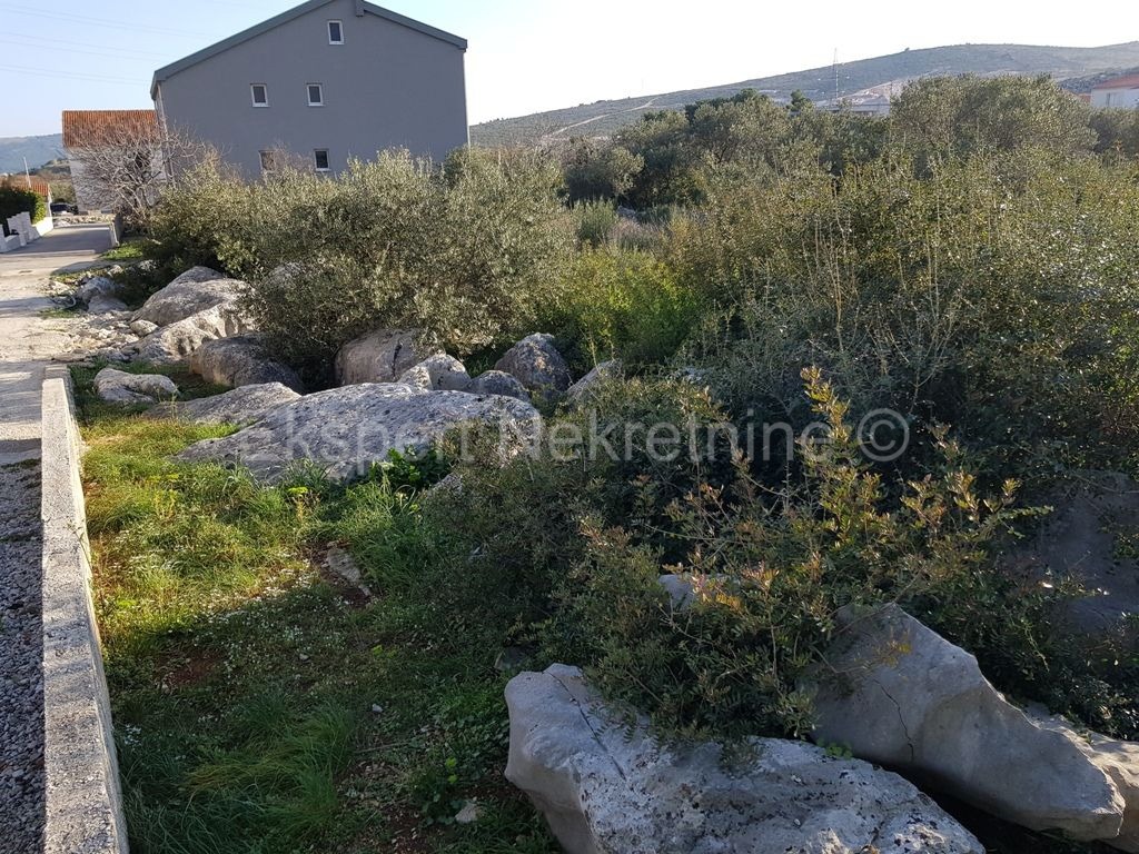 Trogir, Plano, edificio terreno 751 mq, con concessione edilizia per piano terra 120 mq