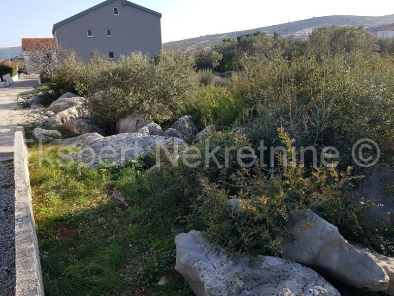 Trogir, Plano, edificio terreno 751 mq, con concessione edilizia per piano terra 120 mq