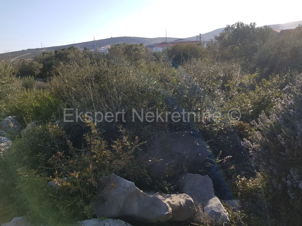 Trogir, Plano, edificio terreno 751 mq, con concessione edilizia per piano terra 120 mq