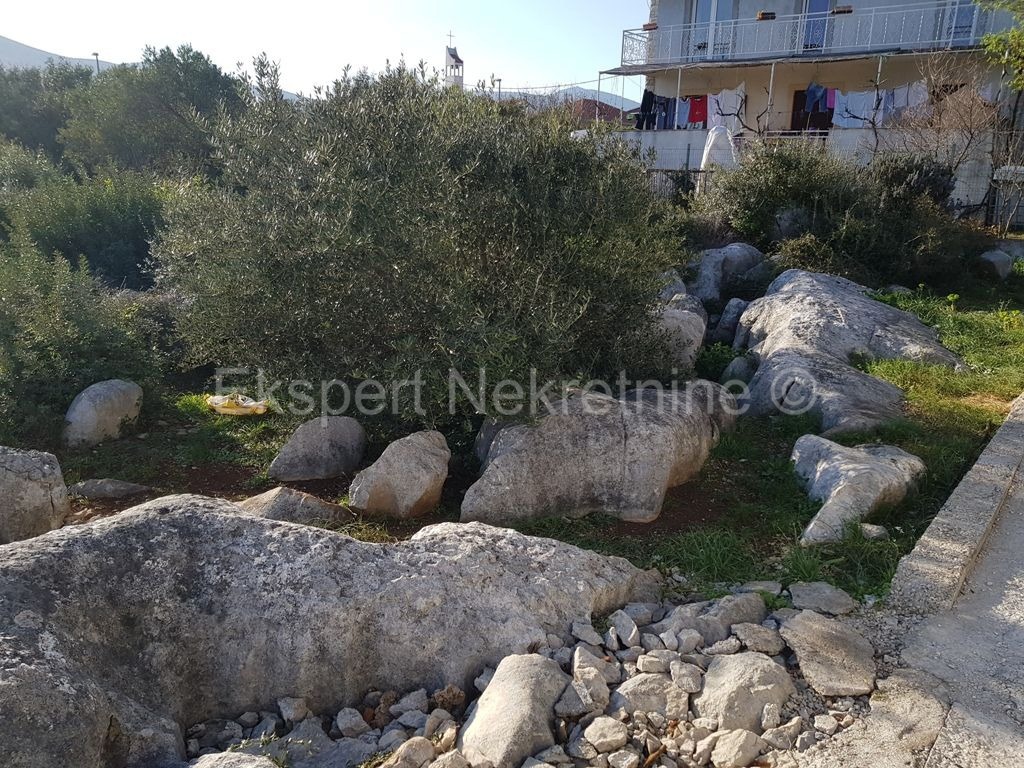 Trogir, Plano, edificio terreno 751 mq, con concessione edilizia per piano terra 120 mq