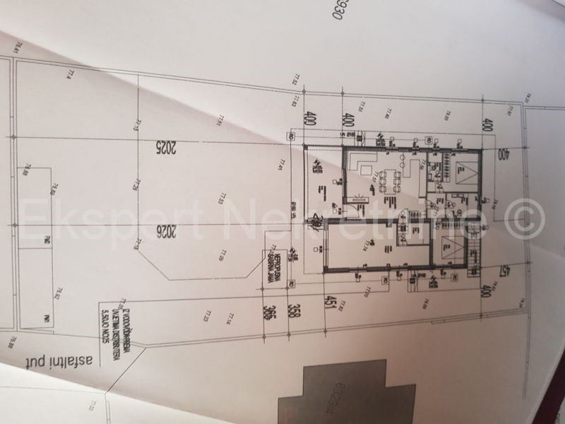 Trogir, Plano, edificio terreno 751 mq, con concessione edilizia per piano terra 120 mq