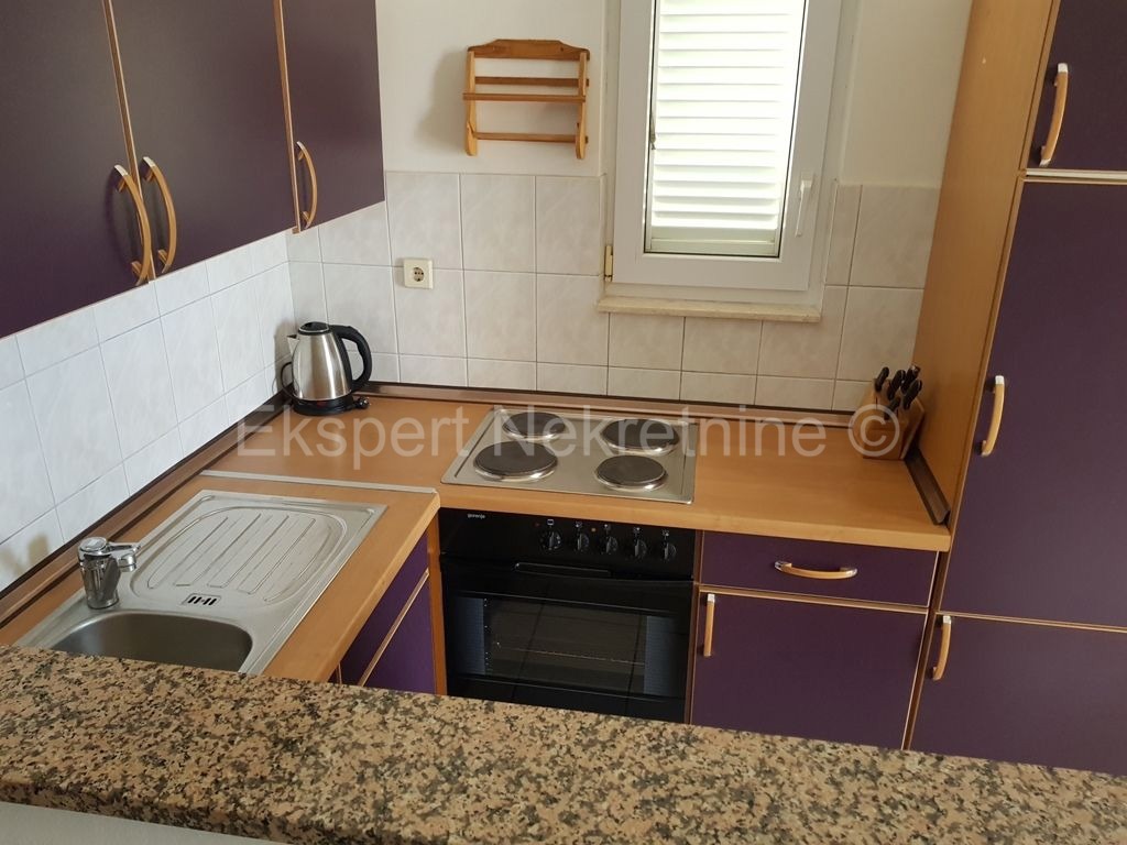 Seget, palazzina di 608m2, in ottima posizione vicino al mare, vista mare