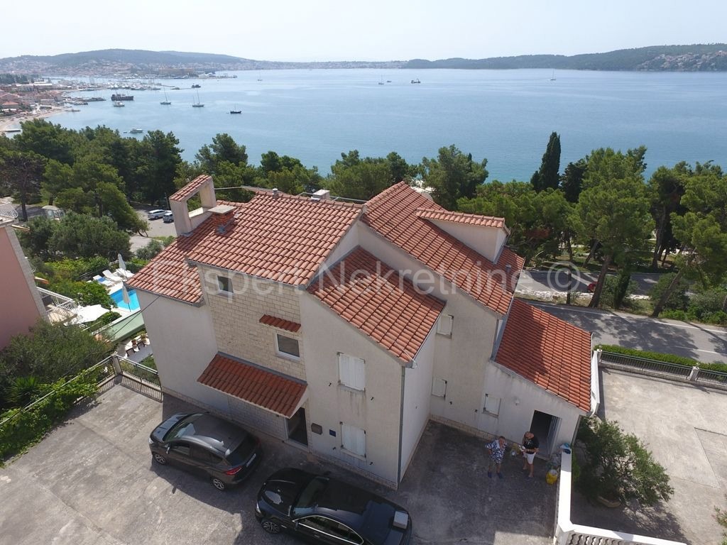 Seget, palazzina di 608m2, in ottima posizione vicino al mare, vista mare