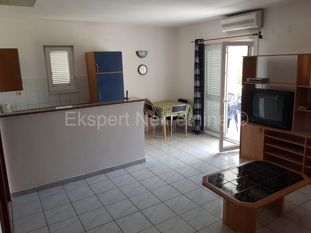 Seget, palazzina di 608m2, in ottima posizione vicino al mare, vista mare