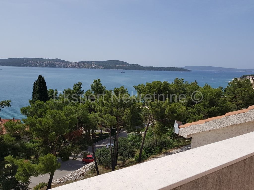 Seget, palazzina di 608m2, in ottima posizione vicino al mare, vista mare