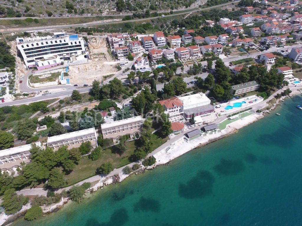Seget, palazzina di 608m2, in ottima posizione vicino al mare, vista mare