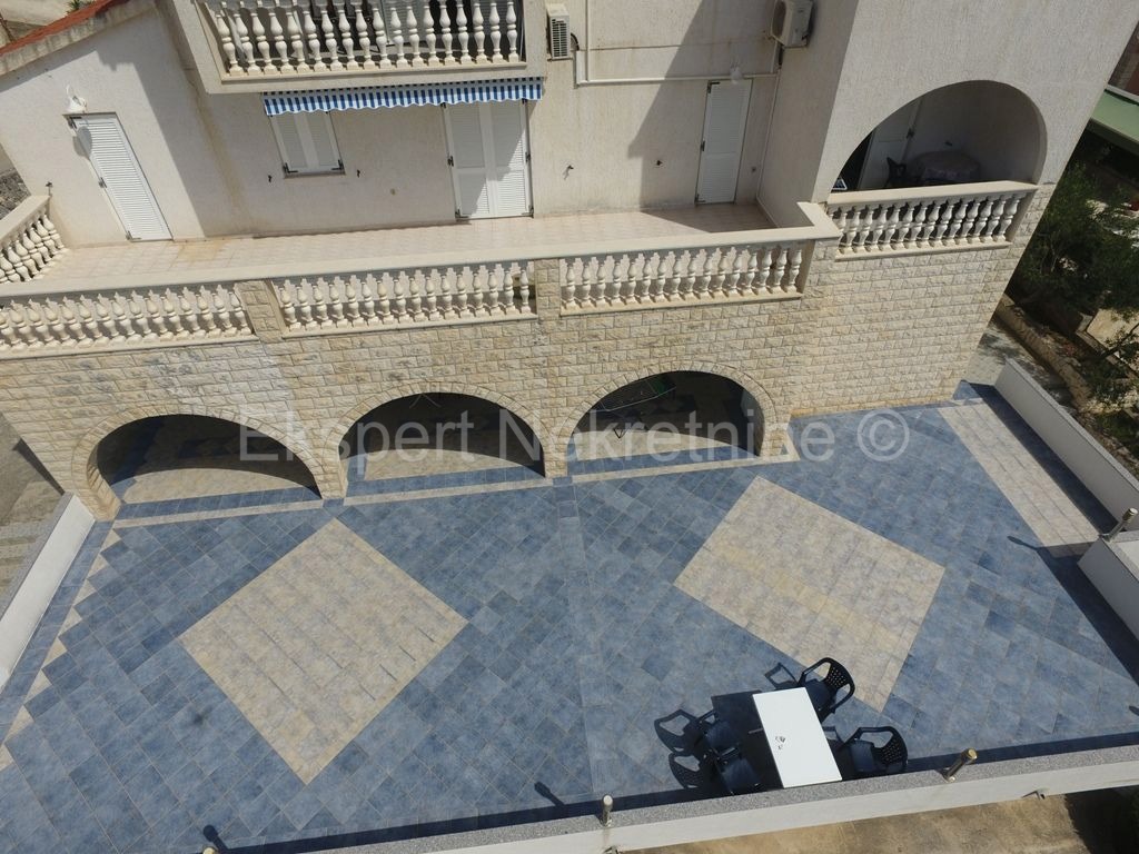 Seget, palazzina di 608m2, in ottima posizione vicino al mare, vista mare