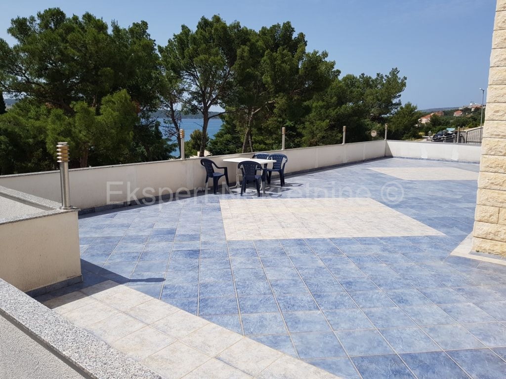 Seget, palazzina di 608m2, in ottima posizione vicino al mare, vista mare