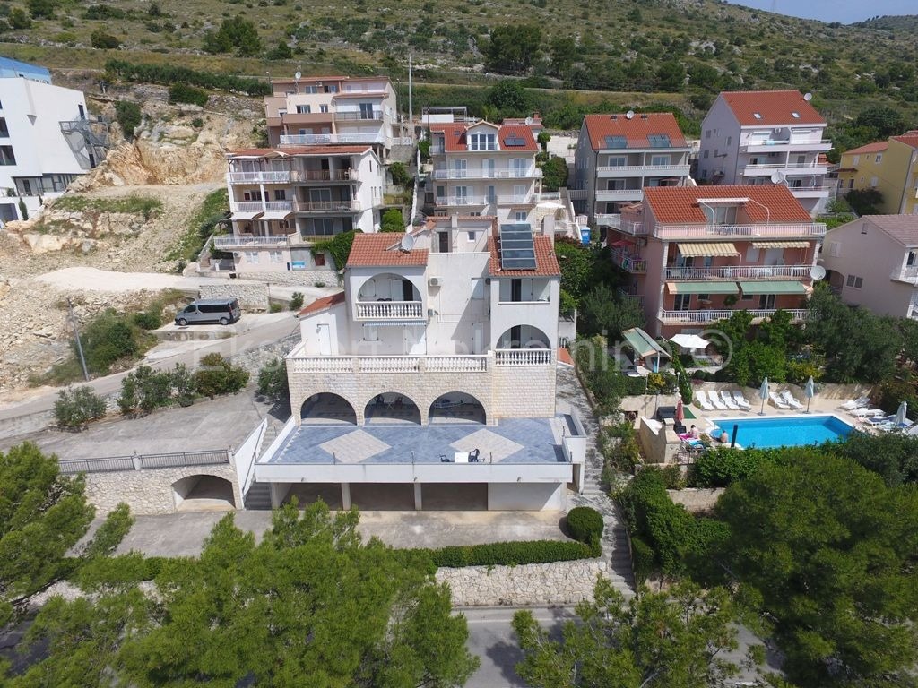 Seget, palazzina di 608m2, in ottima posizione vicino al mare, vista mare