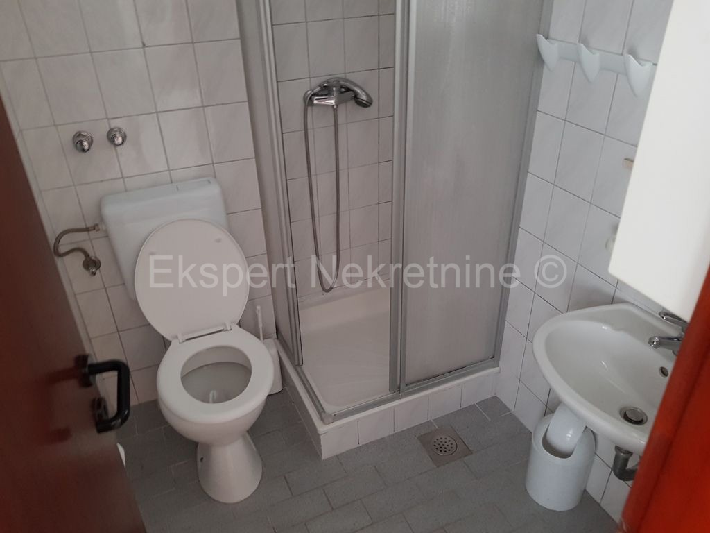 Seget, palazzina di 608m2, in ottima posizione vicino al mare, vista mare