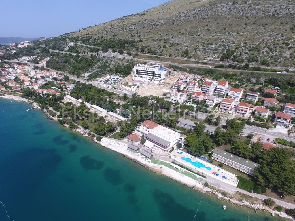 Seget, palazzina di 608m2, in ottima posizione vicino al mare, vista mare