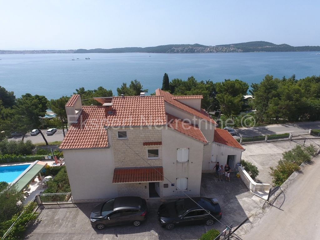 Seget, palazzina di 608m2, in ottima posizione vicino al mare, vista mare