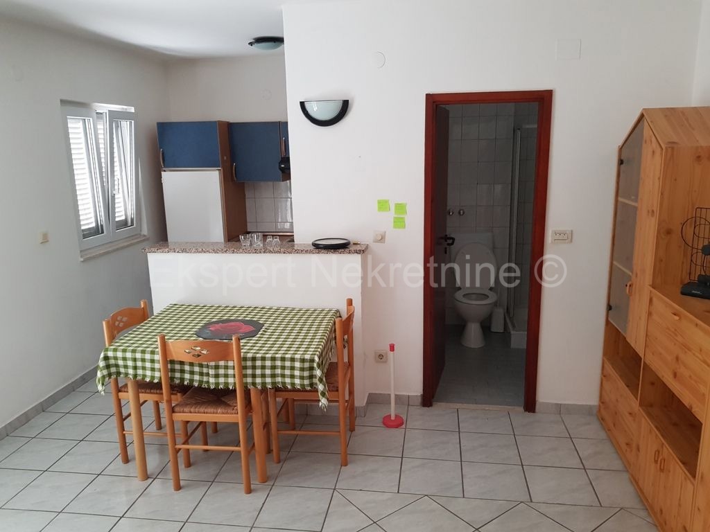 Seget, palazzina di 608m2, in ottima posizione vicino al mare, vista mare