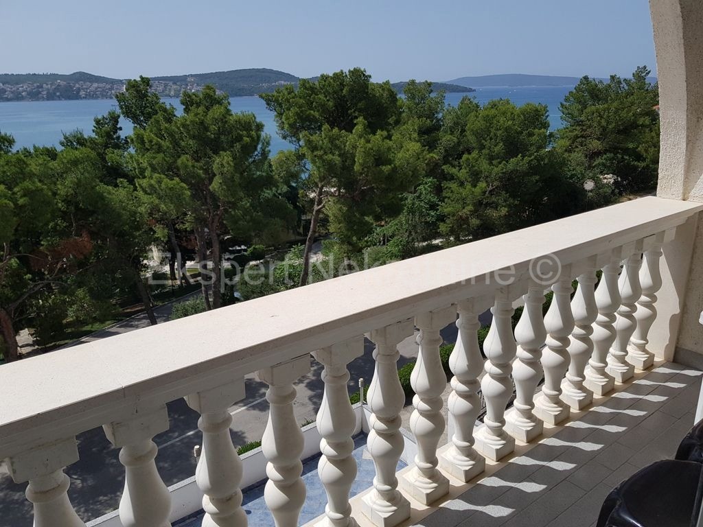 Seget, palazzina di 608m2, in ottima posizione vicino al mare, vista mare