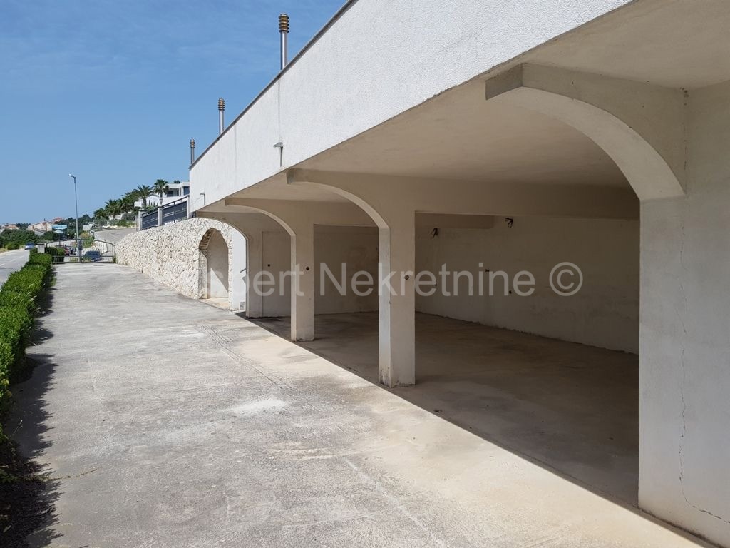 Seget, palazzina di 608m2, in ottima posizione vicino al mare, vista mare