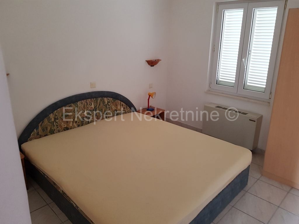 Seget, palazzina di 608m2, in ottima posizione vicino al mare, vista mare