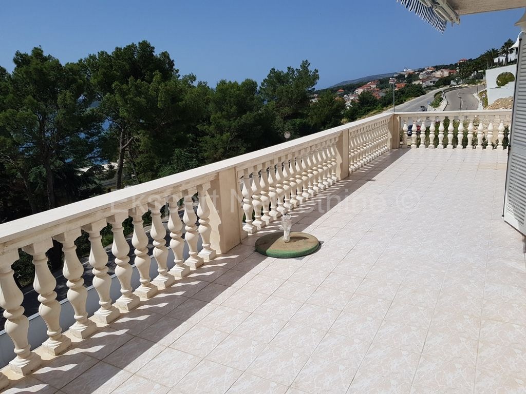Seget, palazzina di 608m2, in ottima posizione vicino al mare, vista mare