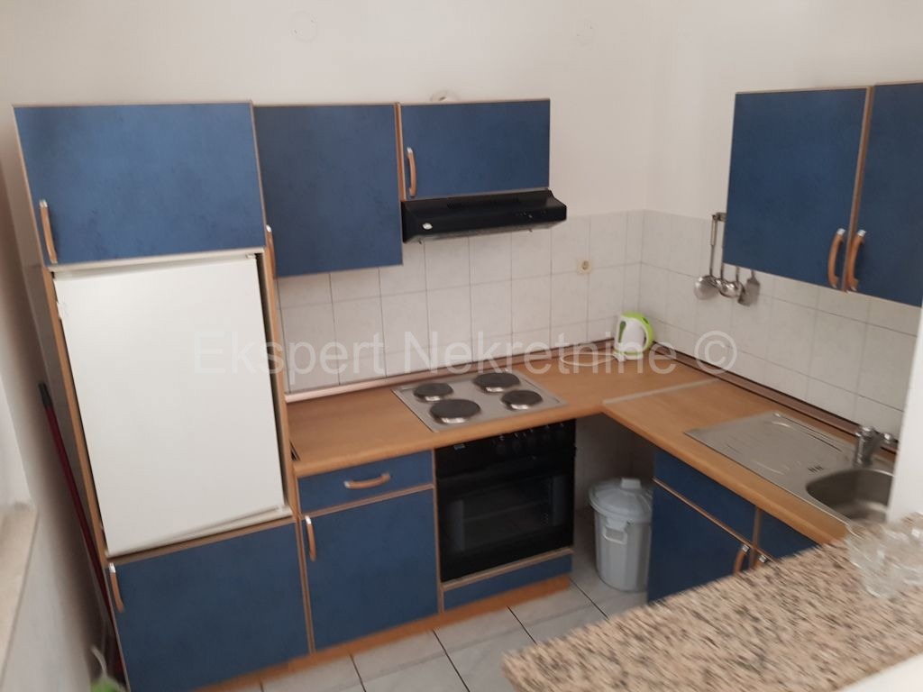 Seget, palazzina di 608m2, in ottima posizione vicino al mare, vista mare