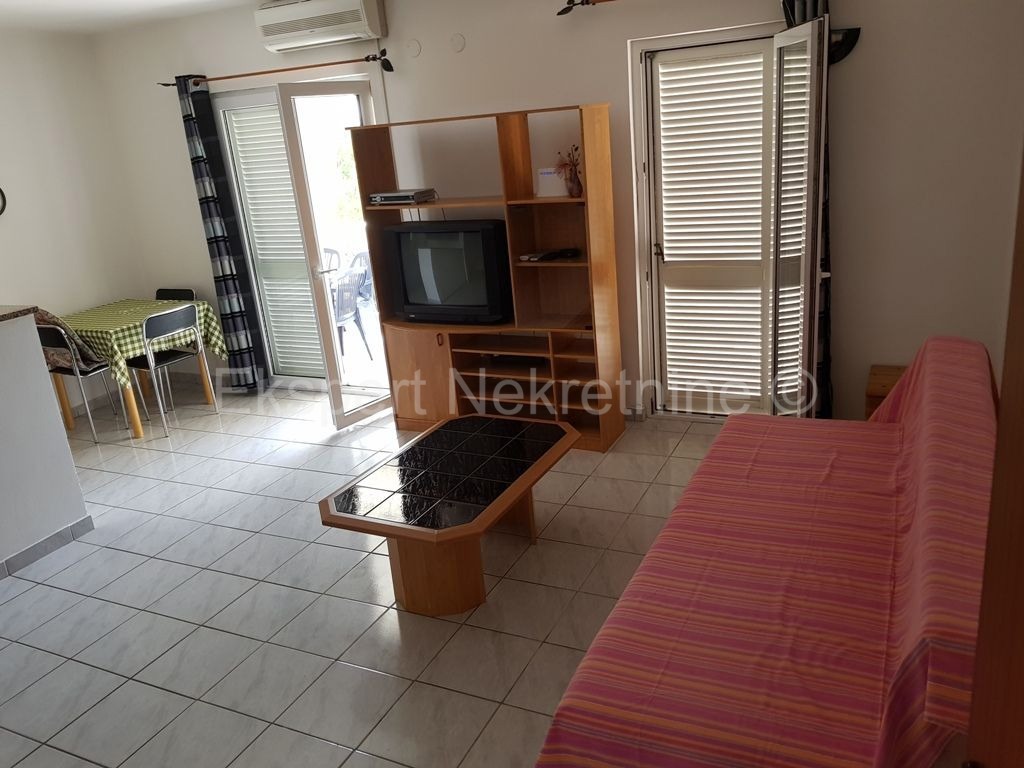 Seget, palazzina di 608m2, in ottima posizione vicino al mare, vista mare