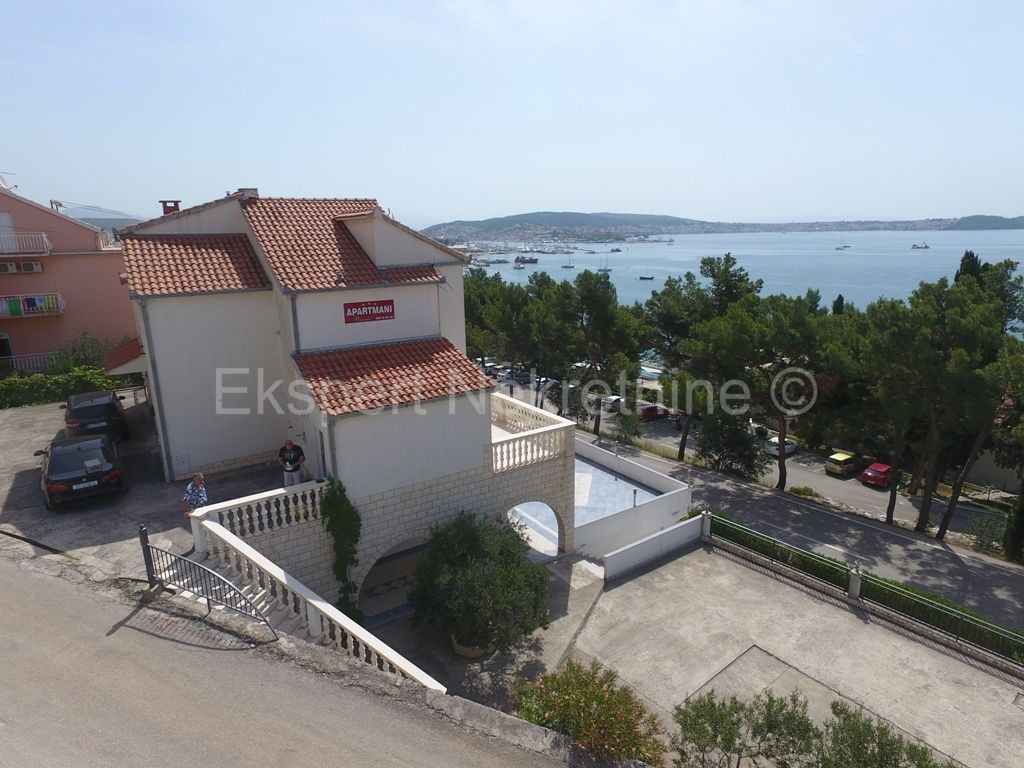 Seget, palazzina di 608m2, in ottima posizione vicino al mare, vista mare