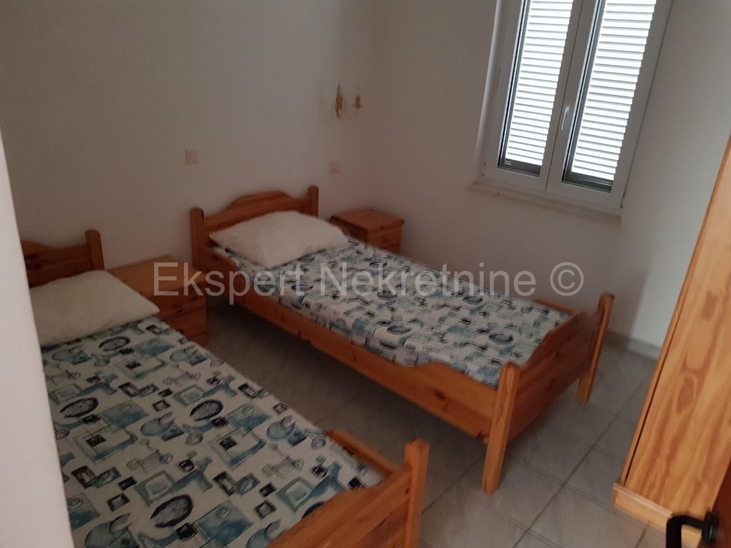 Seget, palazzina di 608m2, in ottima posizione vicino al mare, vista mare