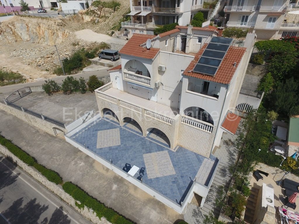 Seget, palazzina di 608m2, in ottima posizione vicino al mare, vista mare