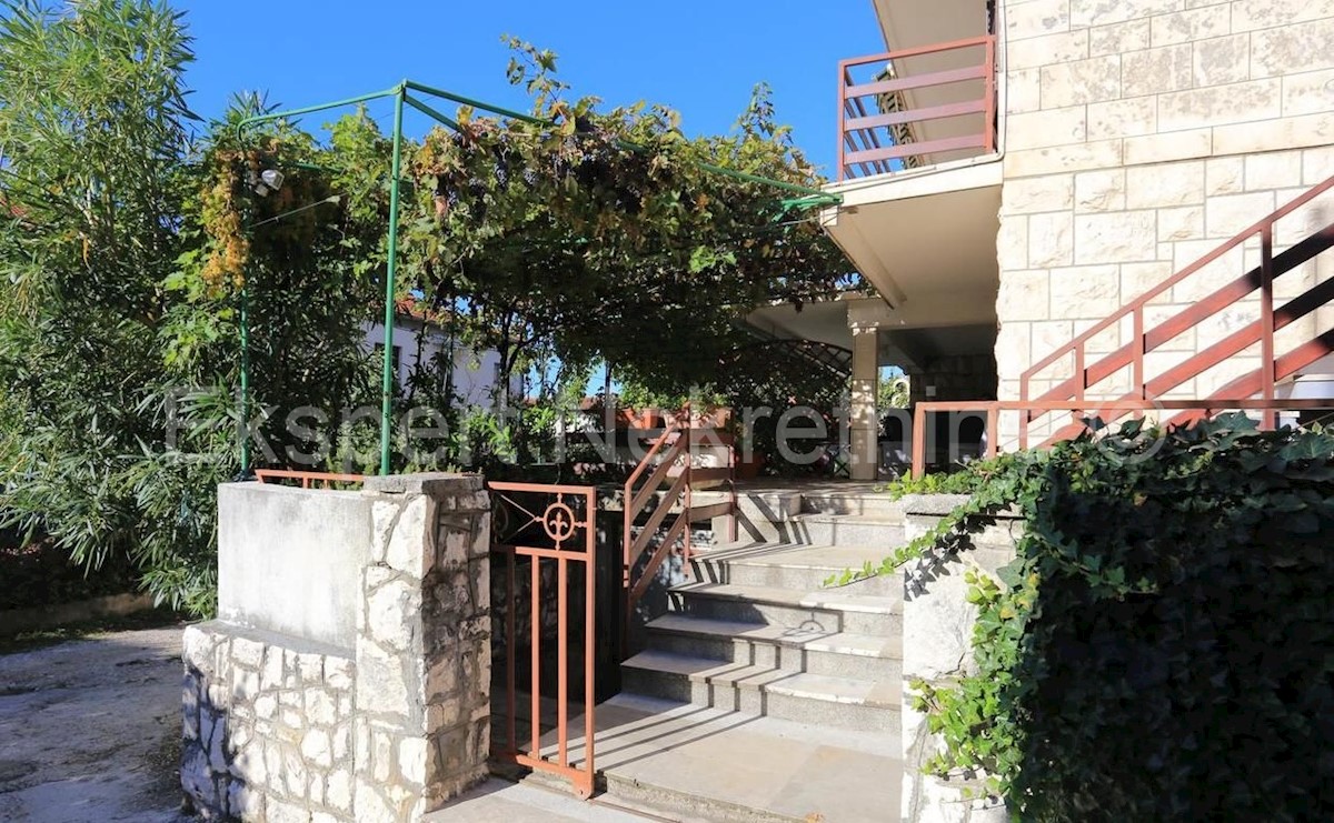 K. Stari, casa indipendente 330m2 con garage e cortile 300m2