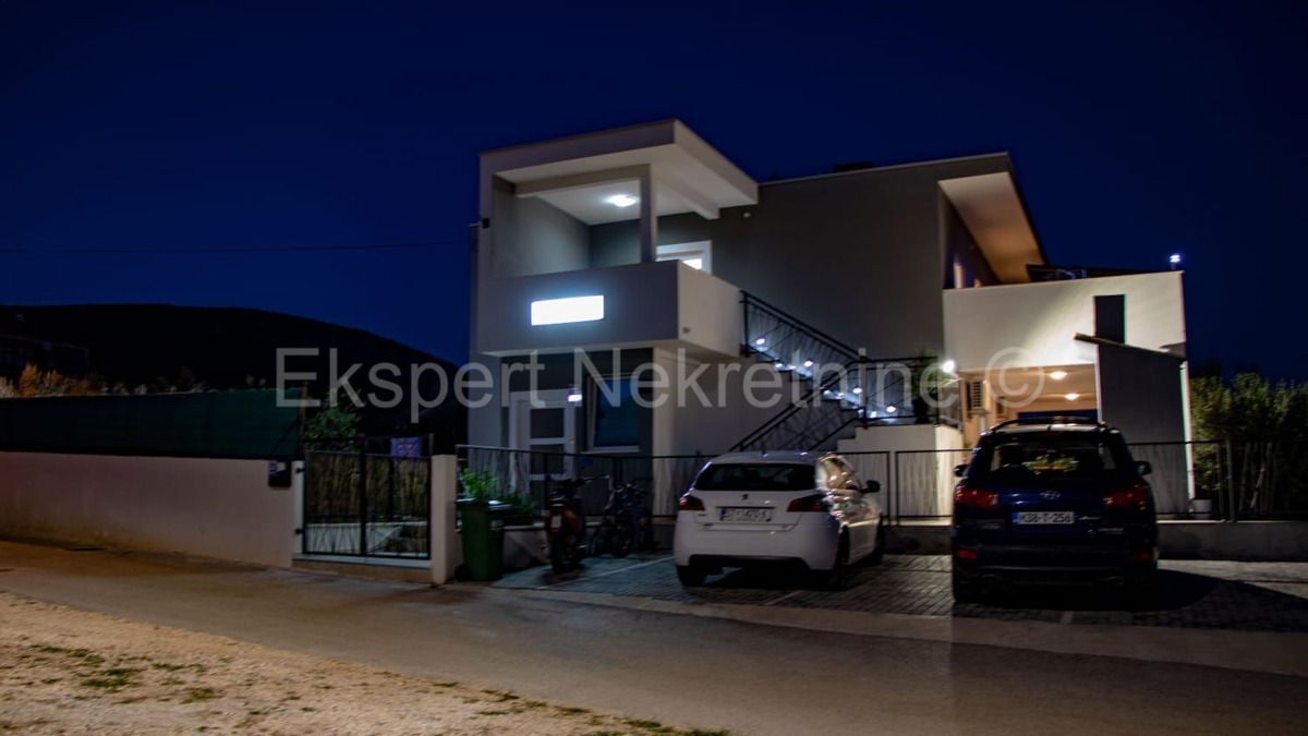 Traù, Lux. villa di 340 mq, con piscina e ampio giardino paesaggistico