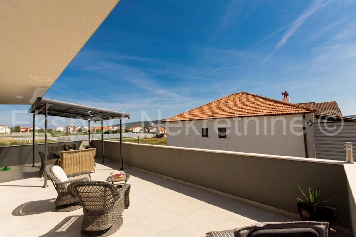 Traù, Lux. villa di 340 mq, con piscina e ampio giardino paesaggistico