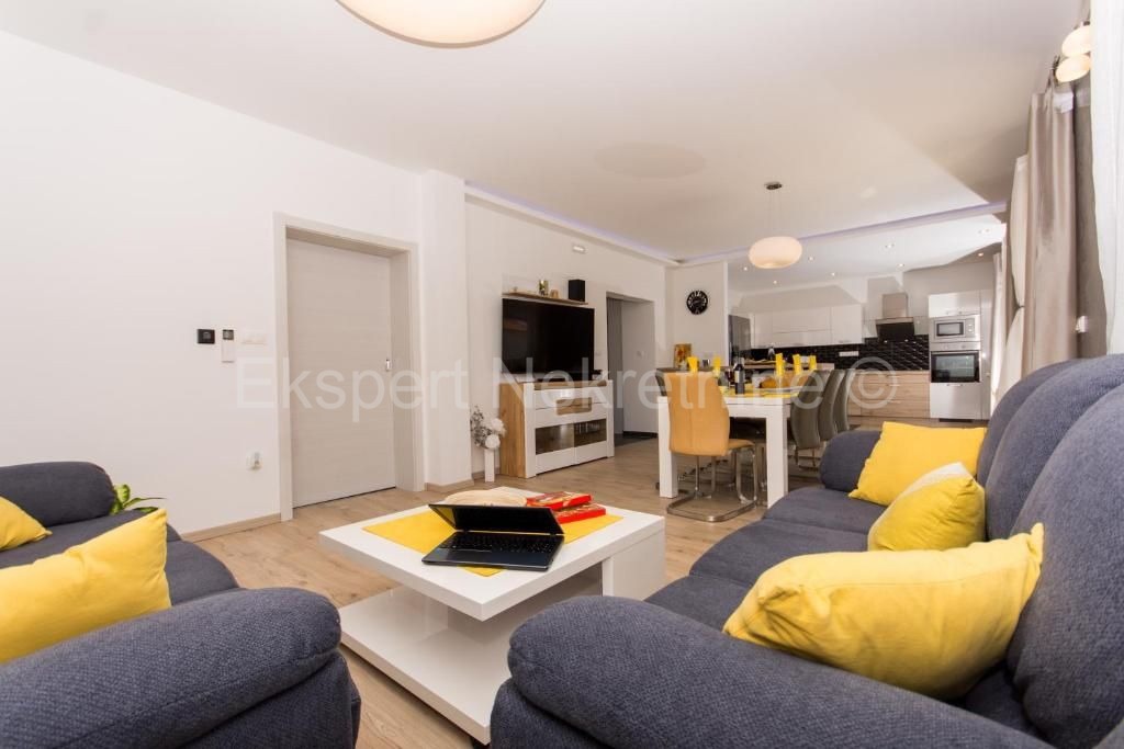 Traù, Lux. villa di 340 mq, con piscina e ampio giardino paesaggistico