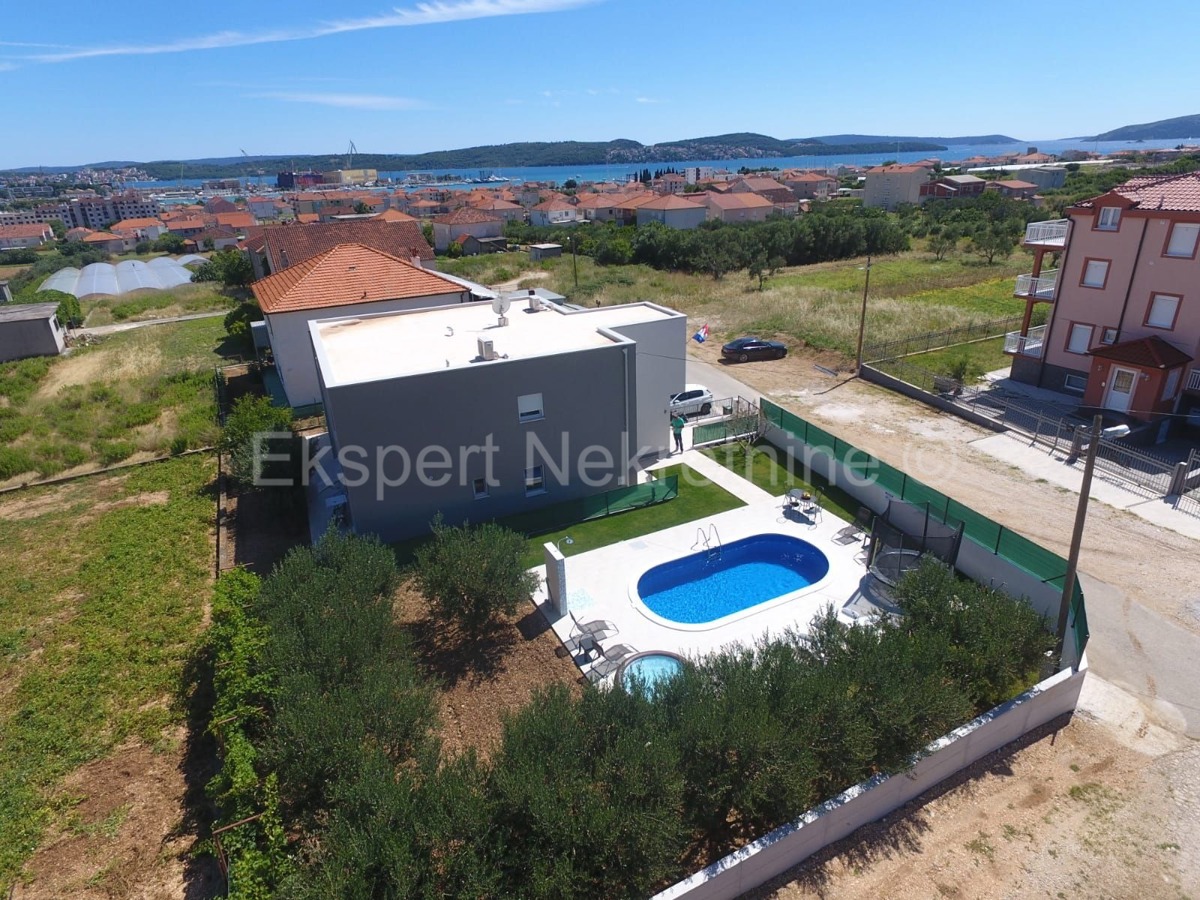 Traù, Lux. villa di 340 mq, con piscina e ampio giardino paesaggistico