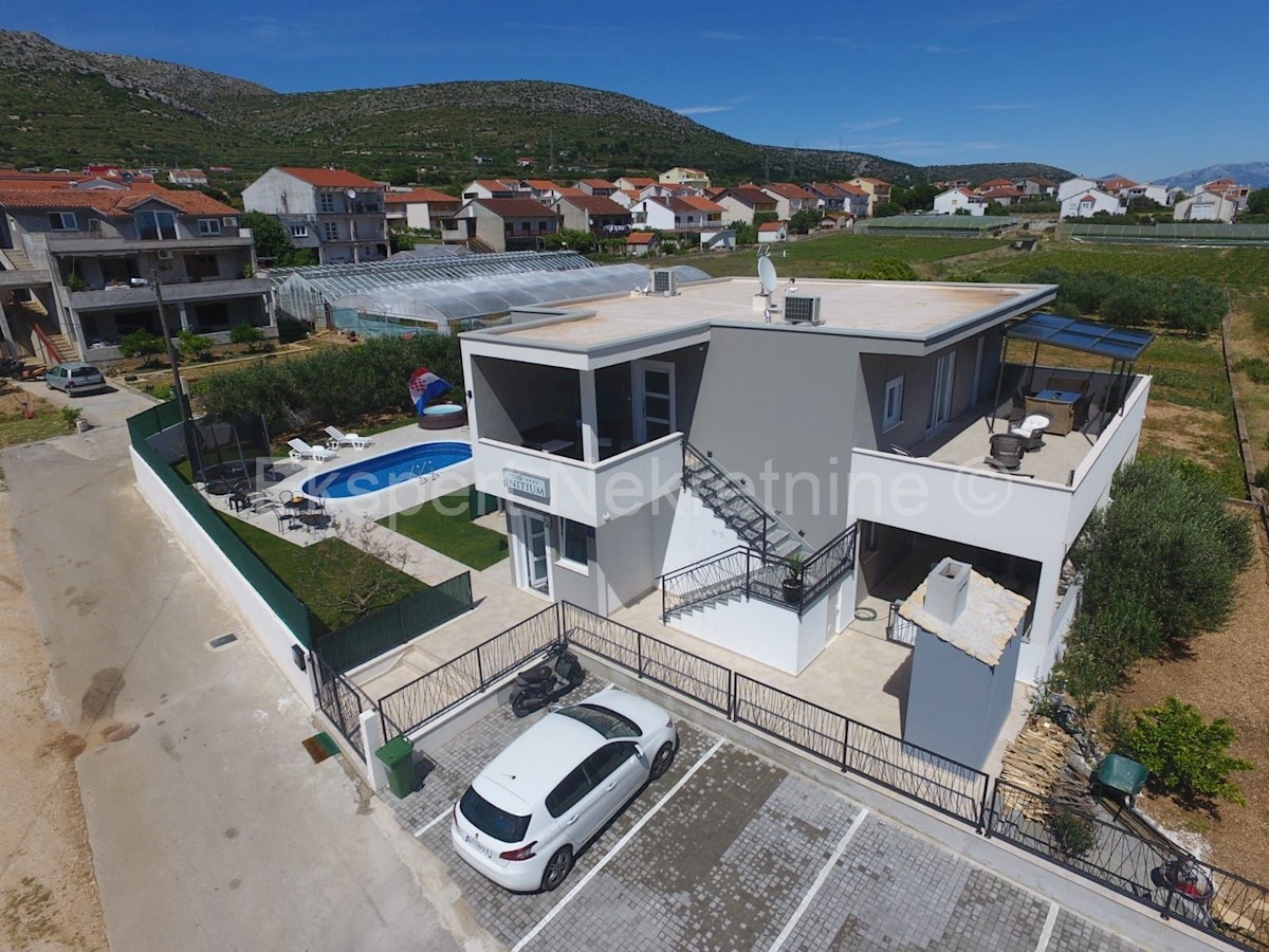 Traù, Lux. villa di 340 mq, con piscina e ampio giardino paesaggistico